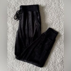 Black BOW Women’s Velour Jogger Pants Black Size Medium New